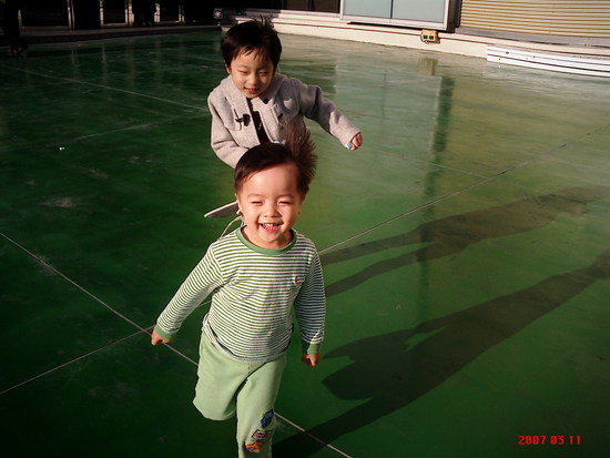 형아랑 달리기 누가 더 잘하나.