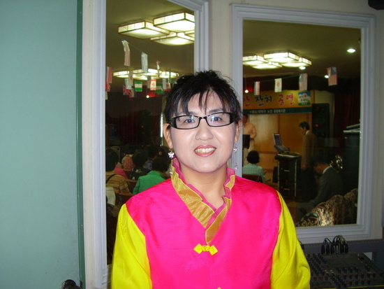 노인복지관에서 어른들을 위한 시낭송을 하고