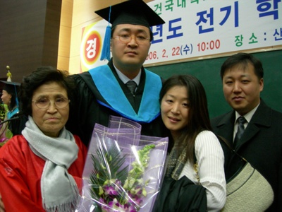 지난 봄에 졸업식이 있었습니다.
