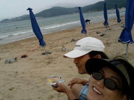 지난여름 바닷가에서 짝지와~