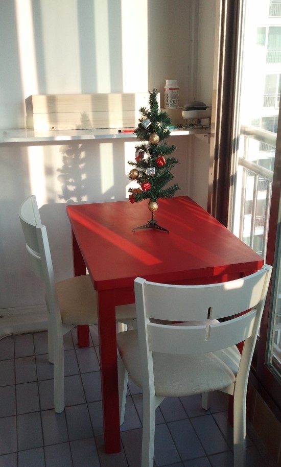 크리스마스와 잘 어울리는, 처음으로 작업한 DIY 식탁