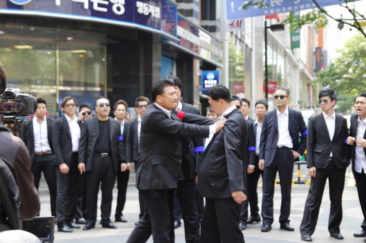 명동에 검은 정장입은 아저씨들 보셨어요?