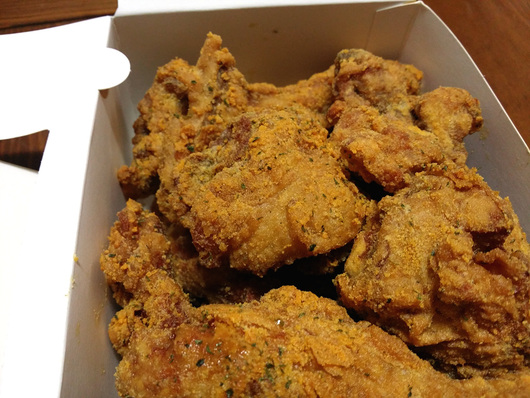 불금이라고 치킨 한마리 시켜 먹고 있네요.