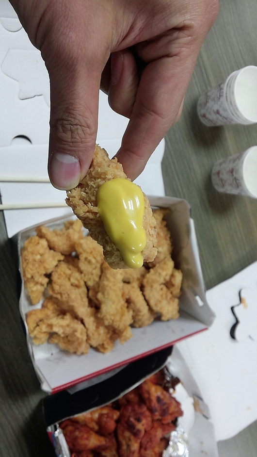 맛있는 치킨이 인생을 위로하기도 하죠...