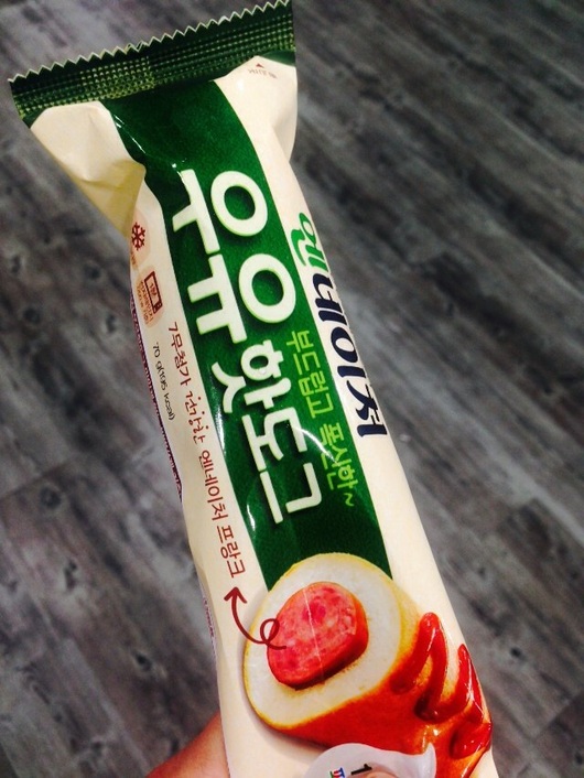 책보면서 핫도그 먹어요~ㅎ