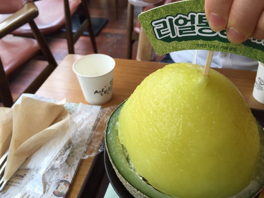 초록색 공모양의 디저트ㅋㅋ