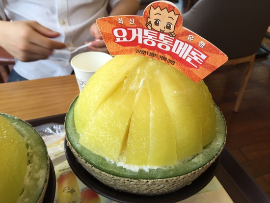 초록색 공모양의 디저트ㅋㅋ