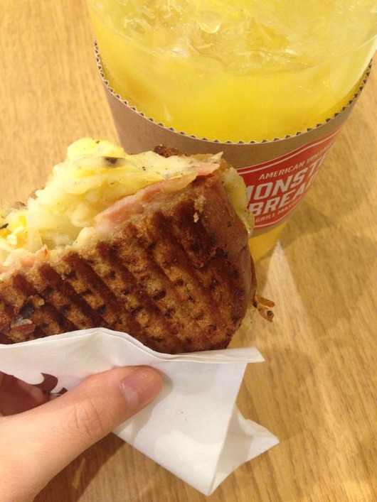 치즈 듬뿍 몬스터 샌드위치 먹고왔네요 ~