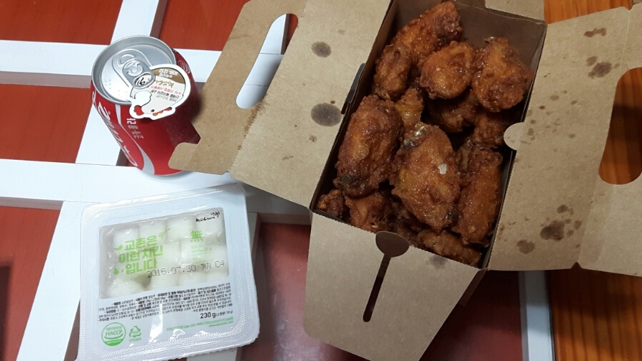 아줌마의날 후기로 받은 교촌치킨~ 맛있게 잘 먹었습니다