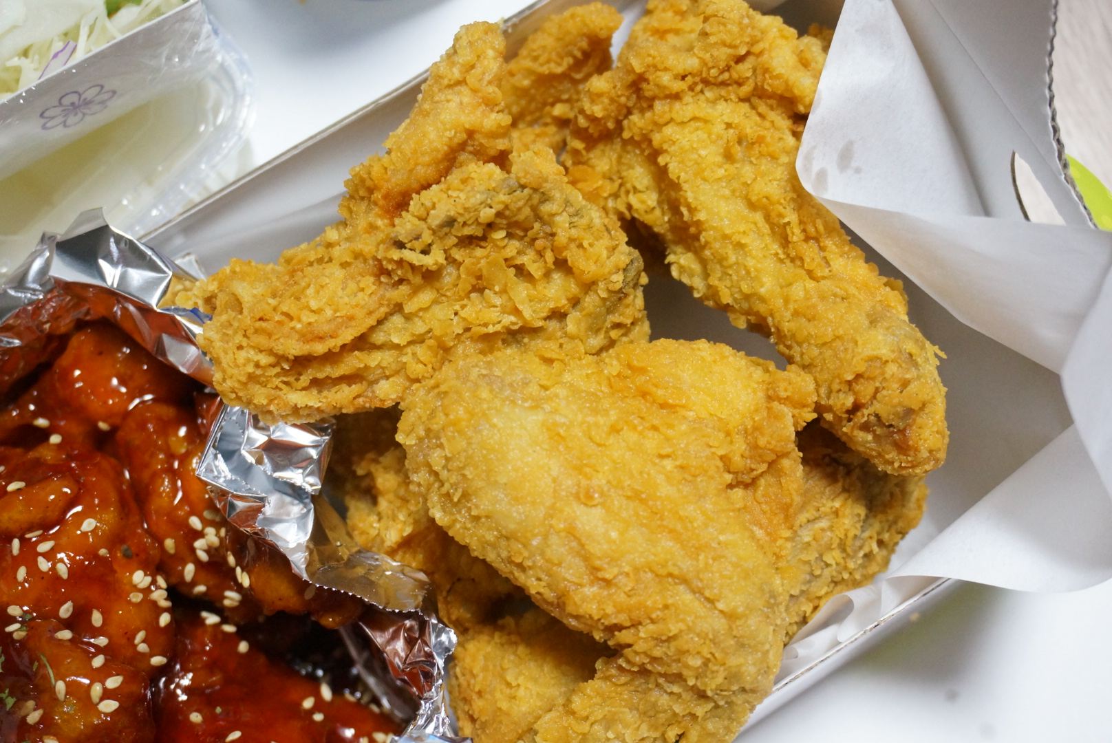 치킨매니아에서 반반치킨 시켜 먹었어요~