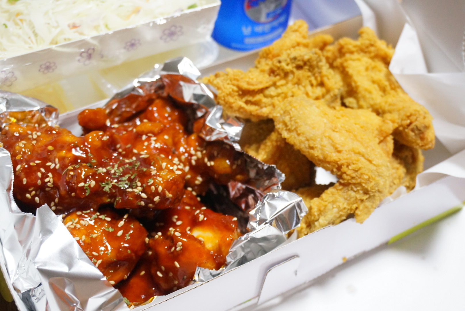 치킨매니아에서 반반치킨 시켜 먹었어요~