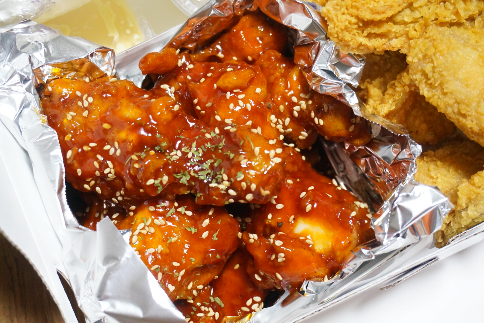 치킨매니아에서 반반치킨 시켜 먹었어요~