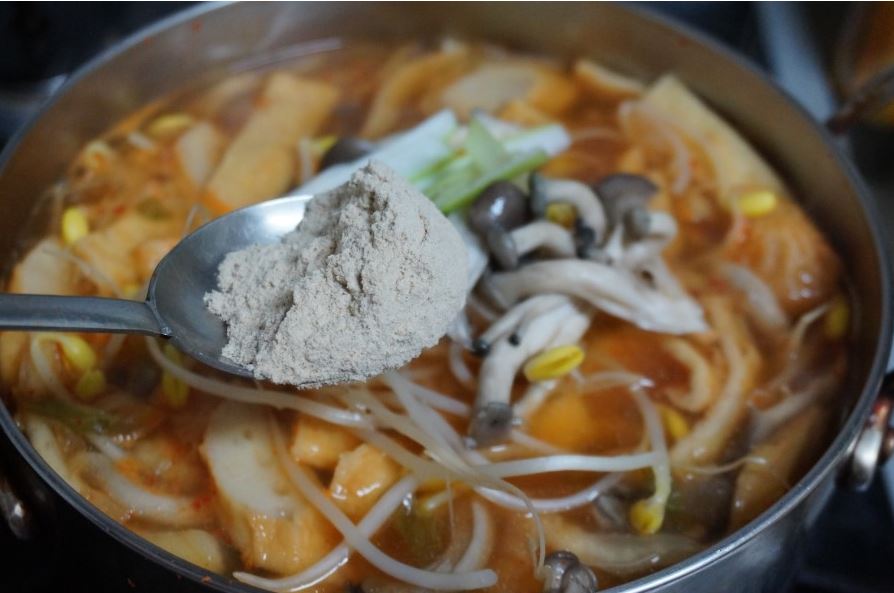 표고버섯 가루로 맛을 낸 김치콩나물국