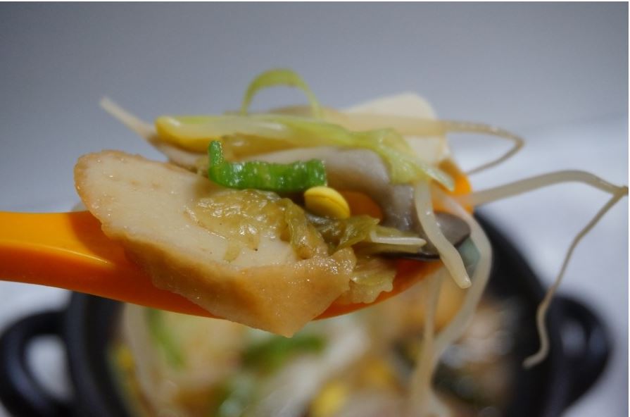 표고버섯 가루로 맛을 낸 김치콩나물국