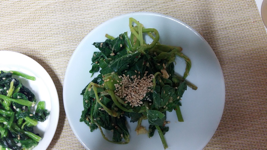 봄엔 방풍나물 무치기도..