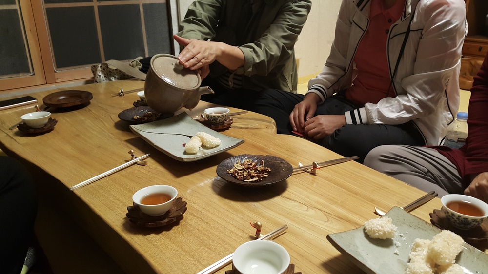 향이 좋은 과일차 드세..