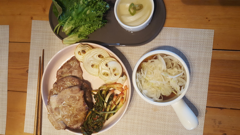 혼자서 먹는 밥도 너무..