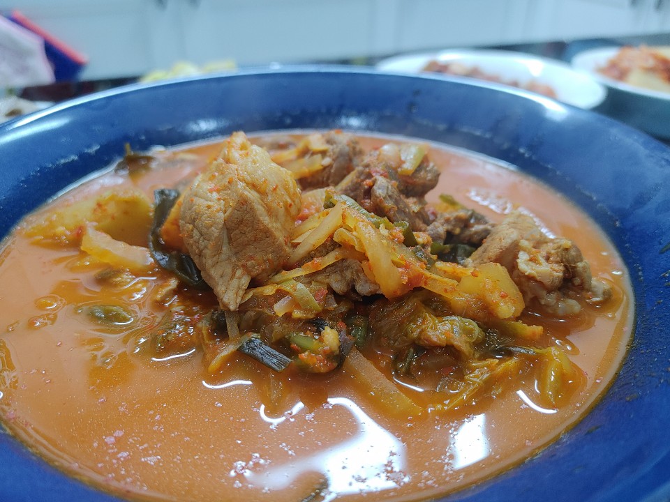 역시 고기듬뿍 김치찌개..