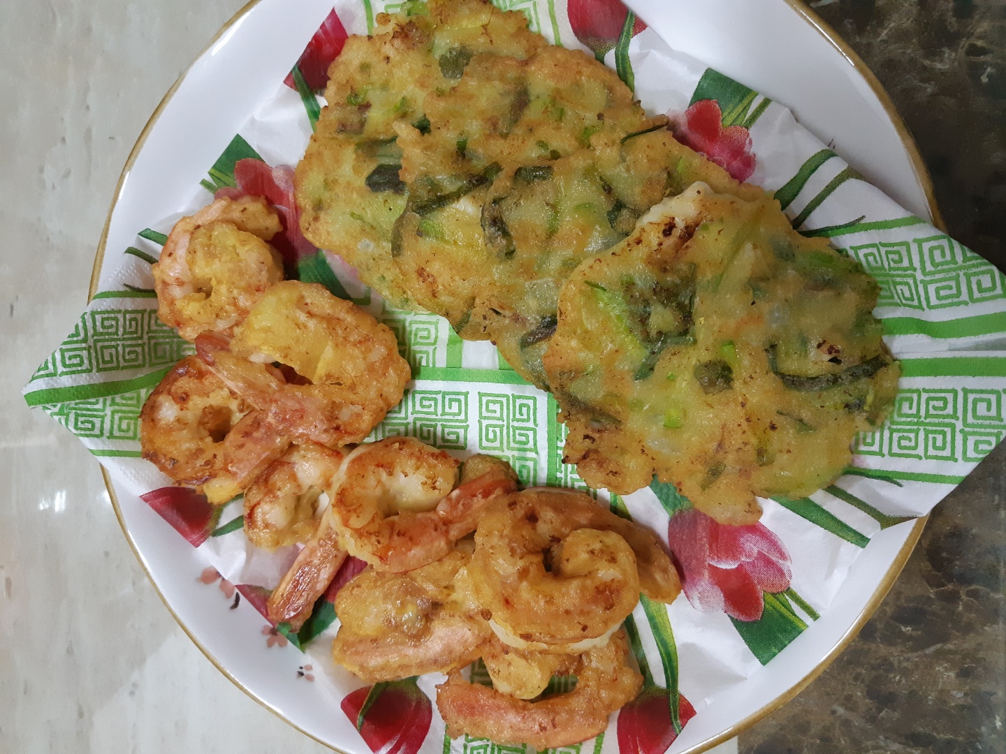 바쁘게 전 부쳤더니....