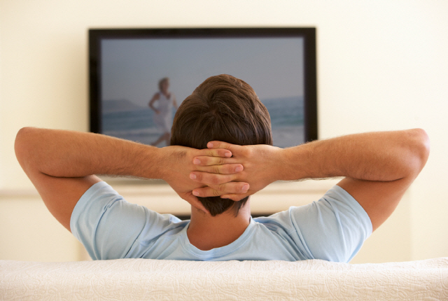 TV 보는 시간이 많은 남성일수록 대장암 발병 위험이 높았다는 조사 결과가 있다./사진=클립아트코리아