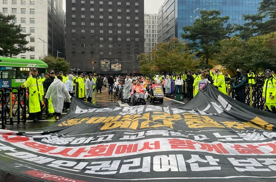 한국장애인자립생활센터협의회는 18일 오후 3시 서울 여의도 이룸센터 앞 의사당대로에서 창립 21주년을 맞아 ‘자립생활운동 총궐기대회 : 장애인자립생활센터 자립생활-권리-중심’을 개최했다. ©한국장애인자립생활센터협의회