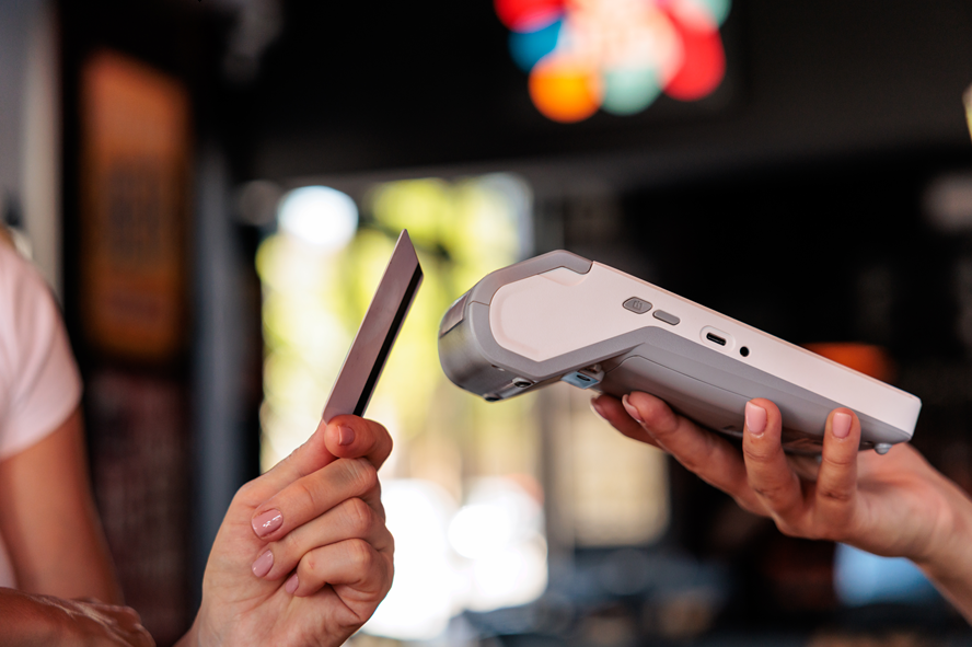 법인카드로 친언니 카페..