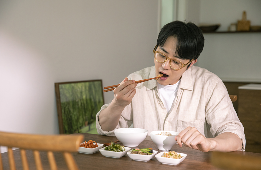 홀로 식사하던 손님과 ..